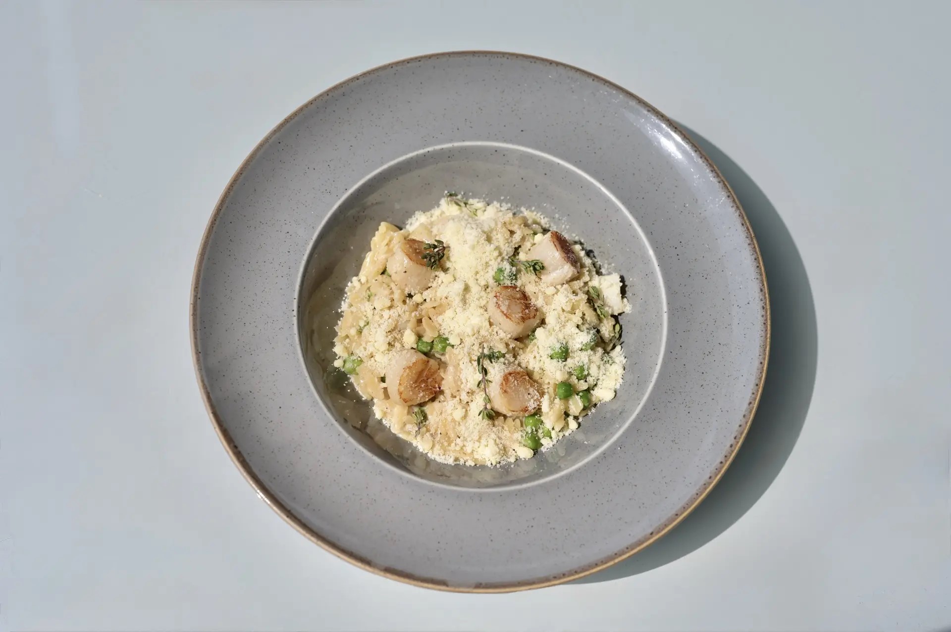Орзо с морскими гребешками, кальмаром, зеленым горошком и трюфельным кремом